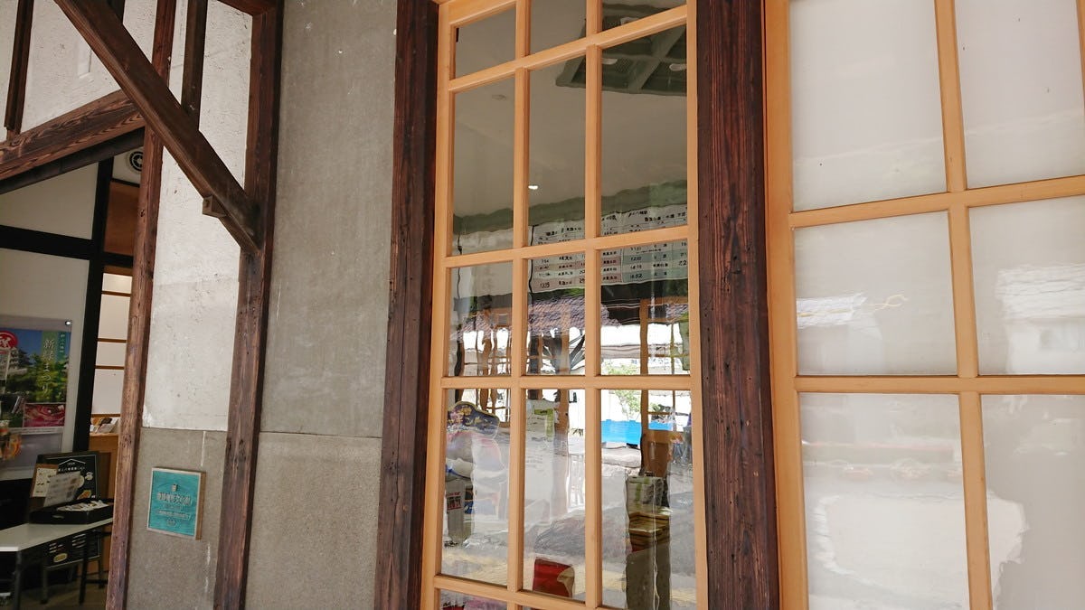 「昭和レトロガラス レトロン」で駅舎の大正ガラスの雰囲気を再現した事例(2)