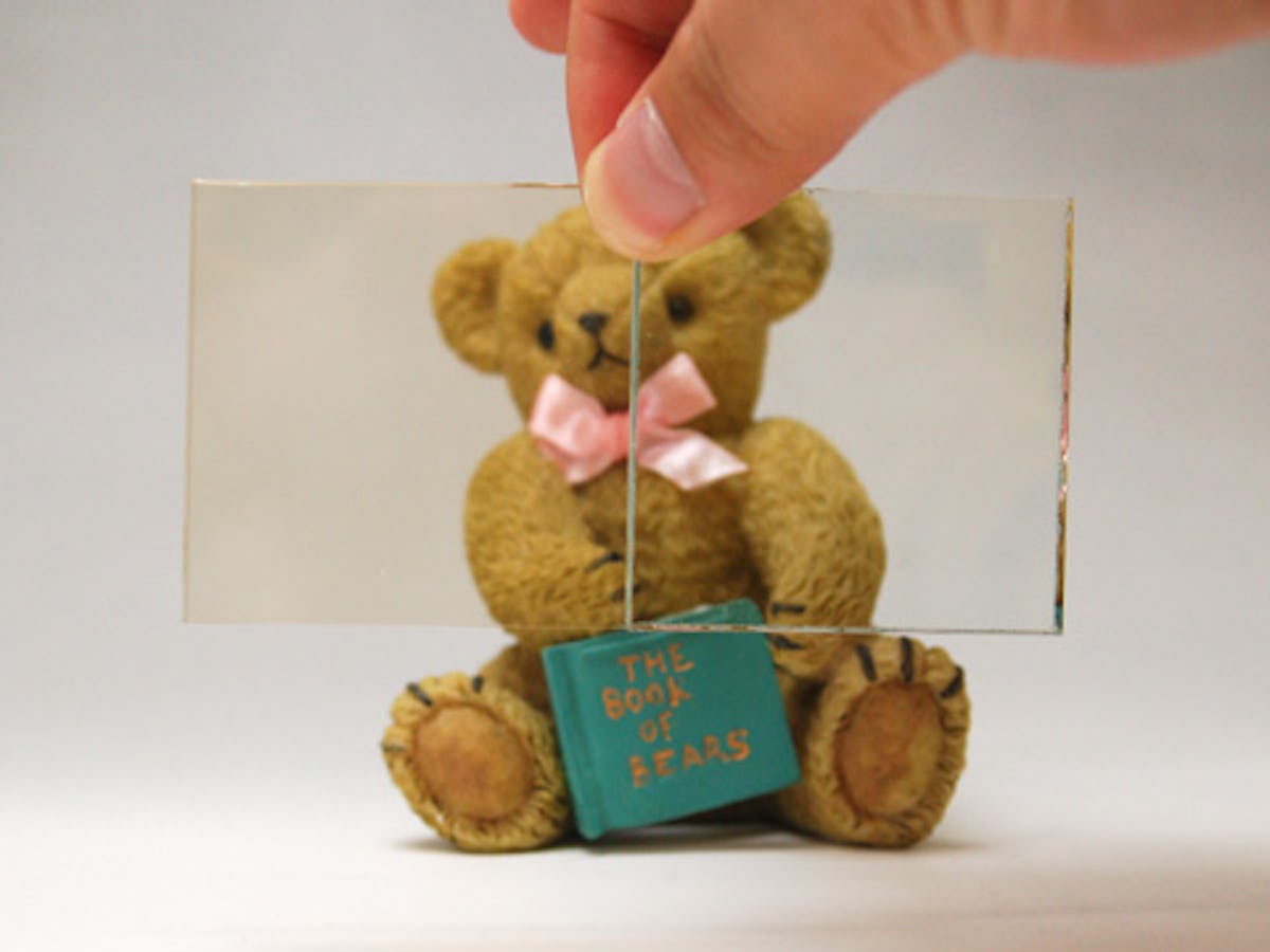 耐熱ガラス800℃タイプ(あめ色)(写真左)と、通常のガラスの色を比べてみました。