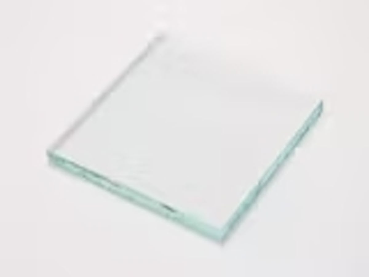 「強化ガラス」の色は、青み(緑)がかった透明