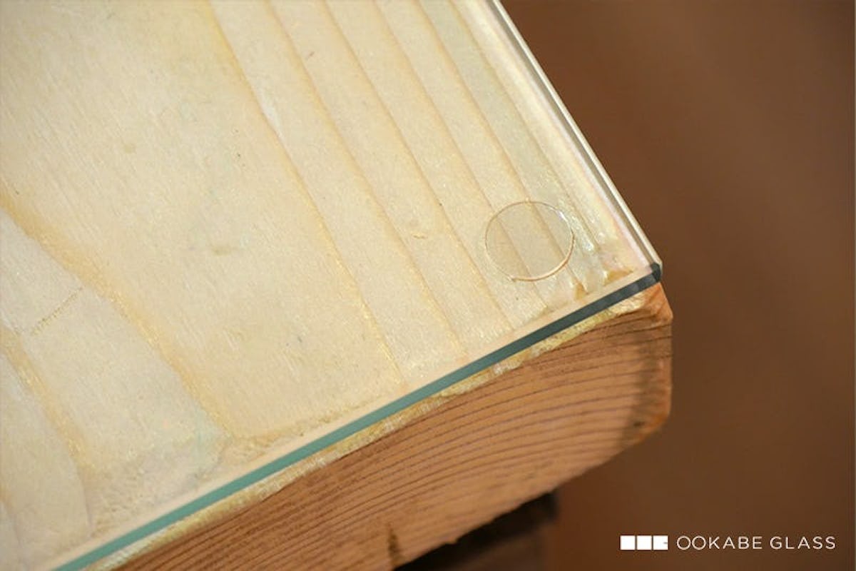 滑り止めシール - テーブルトップ用のガラス板に貼り付けたときの様子