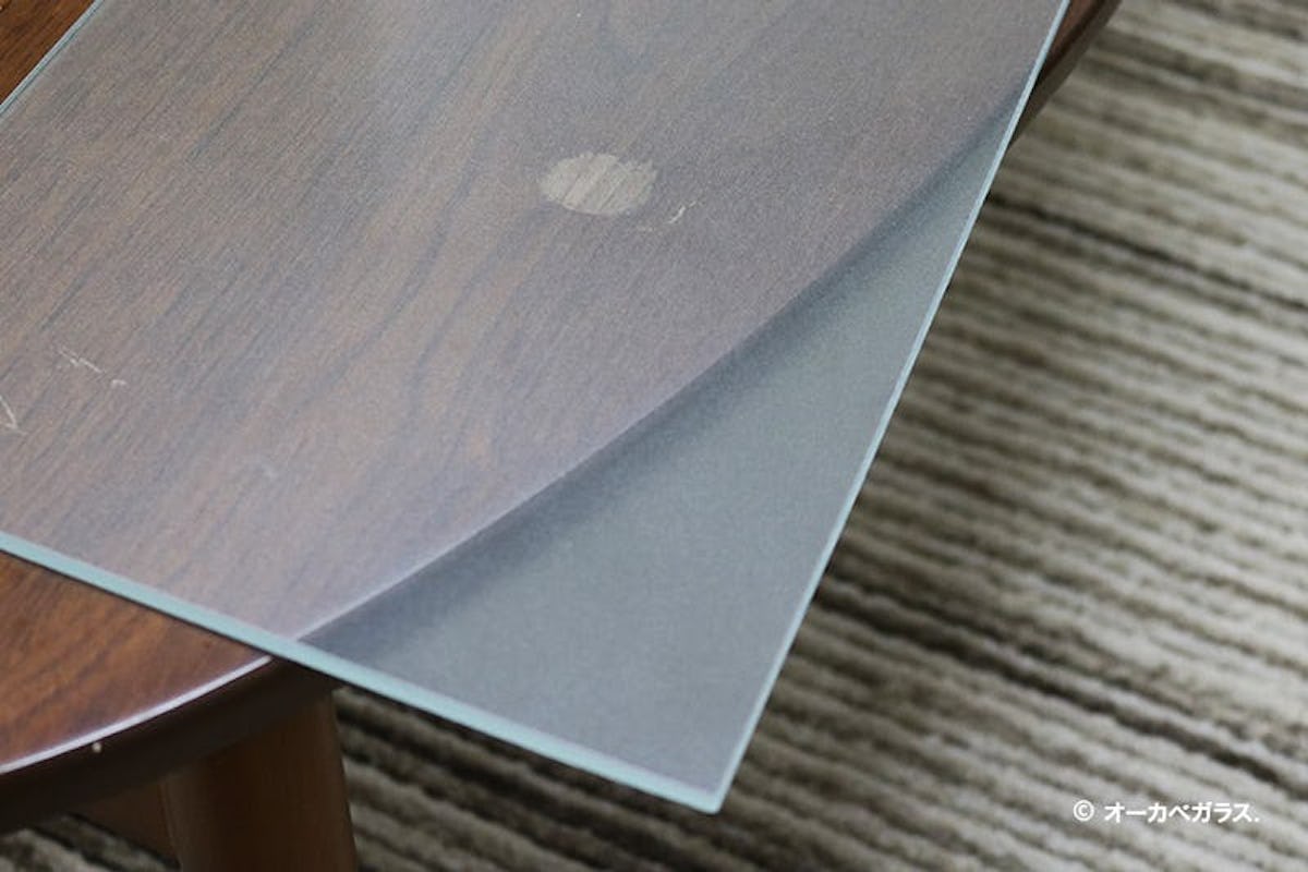 傷の付いたテーブルに「フロストガラス」置いた様子