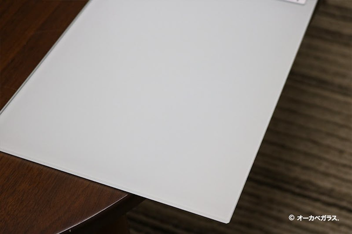 傷の付いたテーブルに「セラミックプリントガラス ホワイト(プレーン)」置いた様子