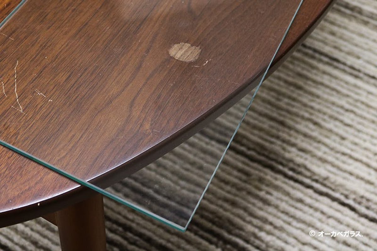 傷の付いたテーブルに「フロートガラス」置いた様子