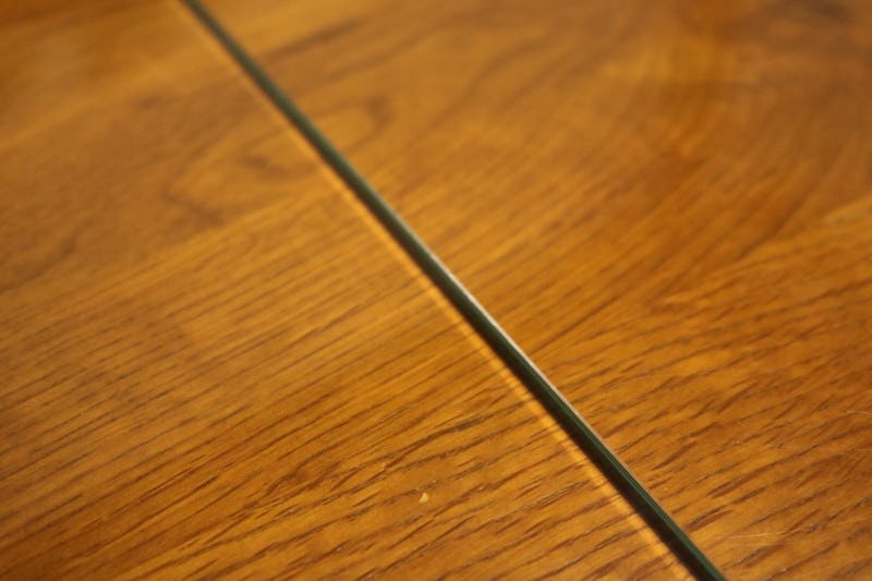 テーブルトップのガラスのつなぎ目 - ② 明るい色の机の場合