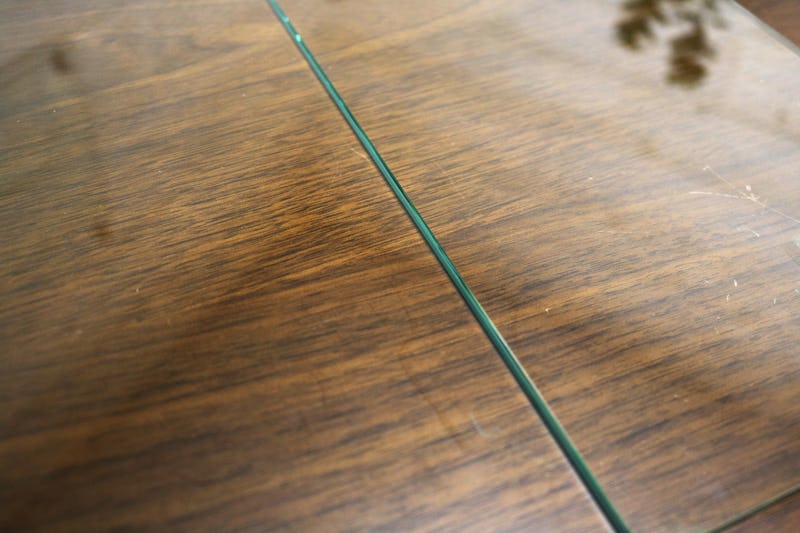 テーブルトップのガラスのつなぎ目 - ① 濃い色の机の場合