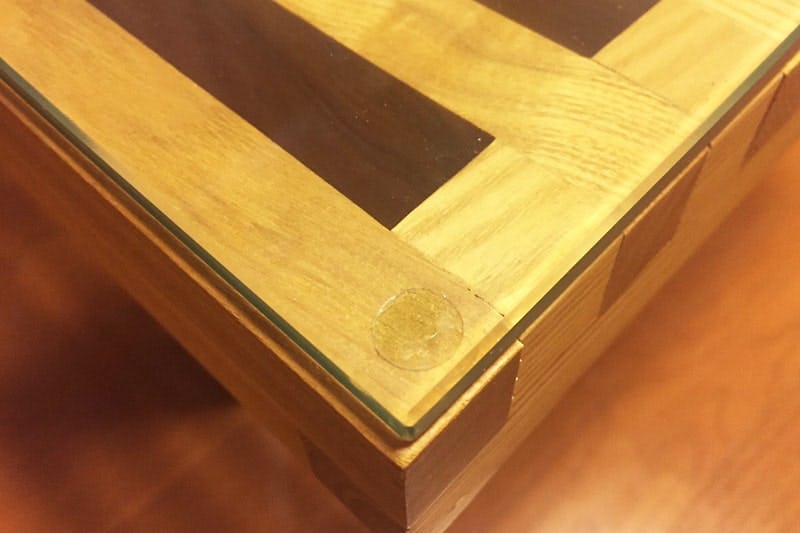 テーブルトップのガラスに「滑り止めシール」を使ったときの机の見え方 - 上から見た様子(2)