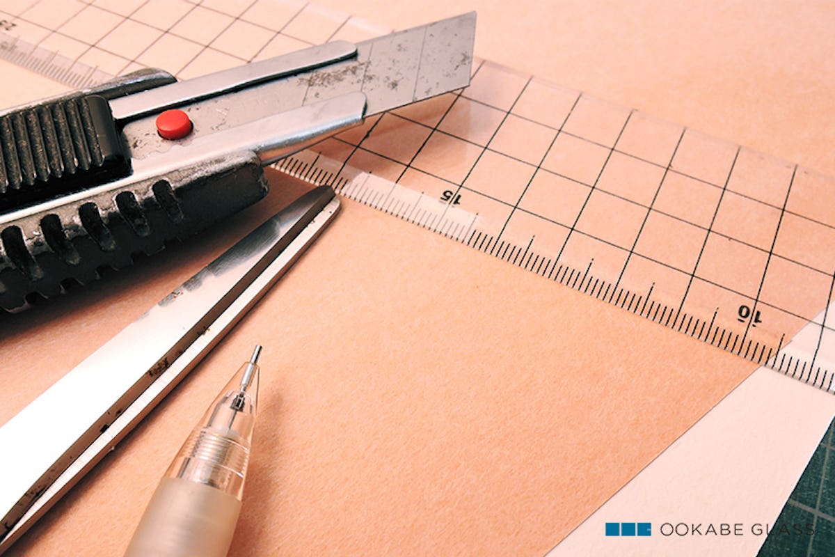 作業用の机の保護用ガラス