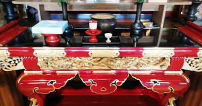 寺院の経机(テーブル)のガラス天板