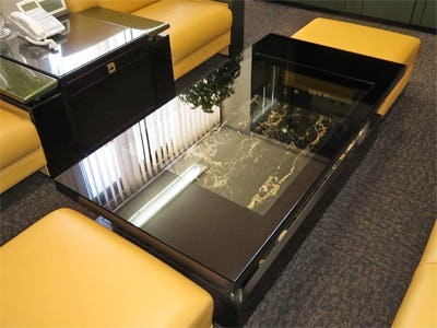 会社の応接室の机のテーブルマット・テーブルトップのガラス天板