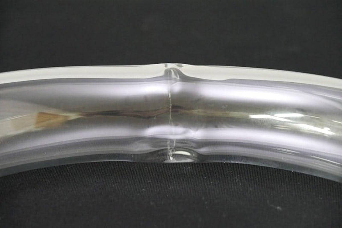 ガラスの「U字管」の接着部の見え方
