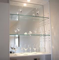 ガラスのラック、商品陳列棚には「強化ガラス」がオススメ