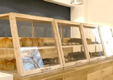 造作するショーケースに使うガラスの選び方。1ミリ単位でサイズ指定!思い描いたケースが作れる!