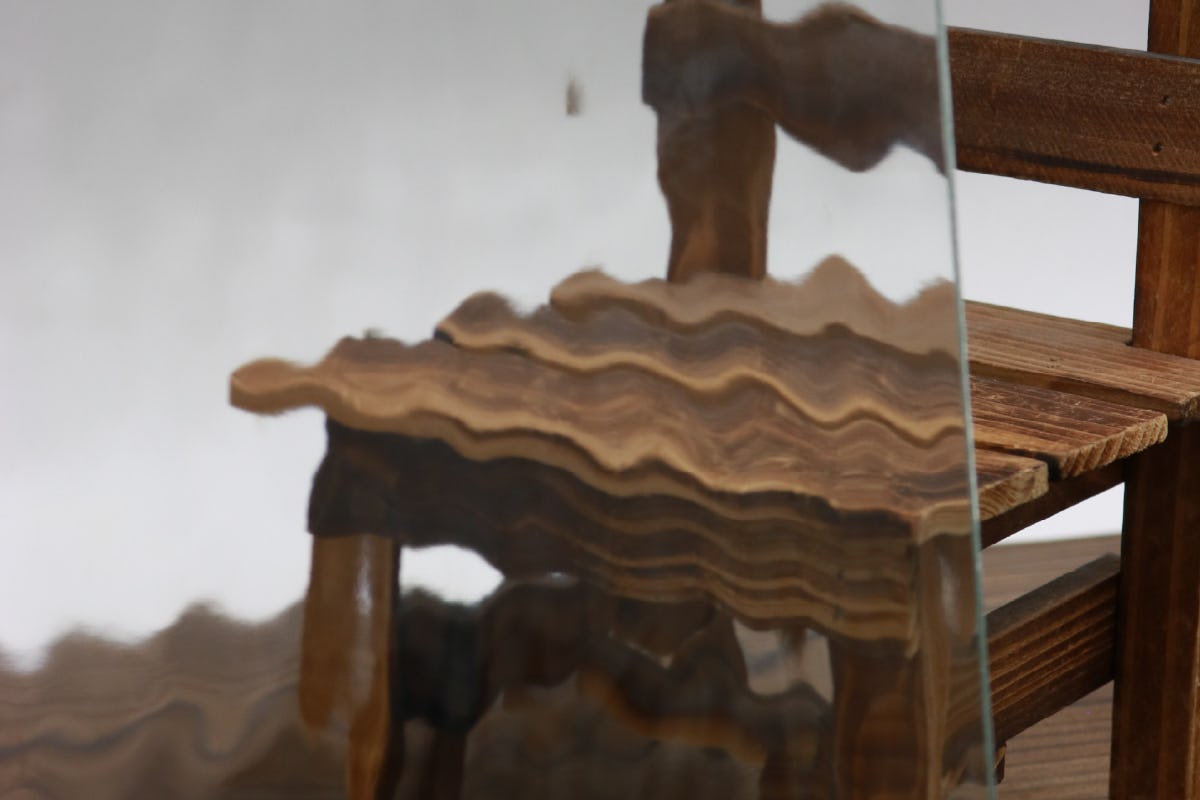 ドアの上の欄間(らんま)に｢レースガラス(LFG-023)｣を設置した事例