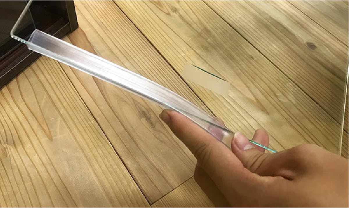 ガラス破損止め「ソフトクッション」の取付方法③ガラス引き戸の小口にはめ込む